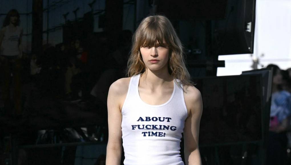 Los looks casuales incluyen conjuntos en pantalón y camisetas.