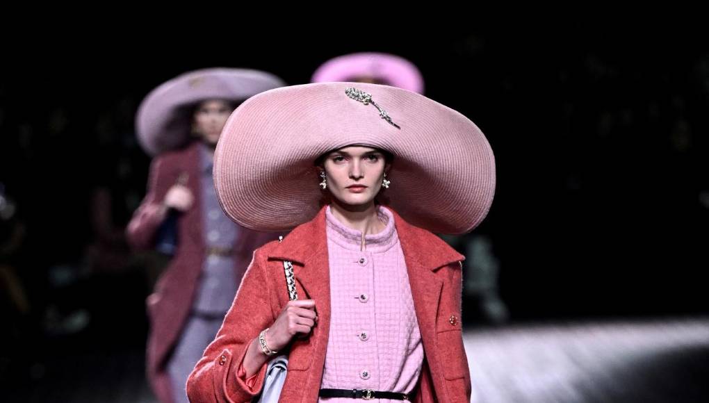 Este accesorio fue la estrella de este desfile otoño-invierno 2024/2025, usado por la mayoría de las modelos, en versión blanco inmaculado o rosa empolvado, siempre con bordes extra anchos, levantados en la parte superior y decorados con elegantes joyas plateadas.