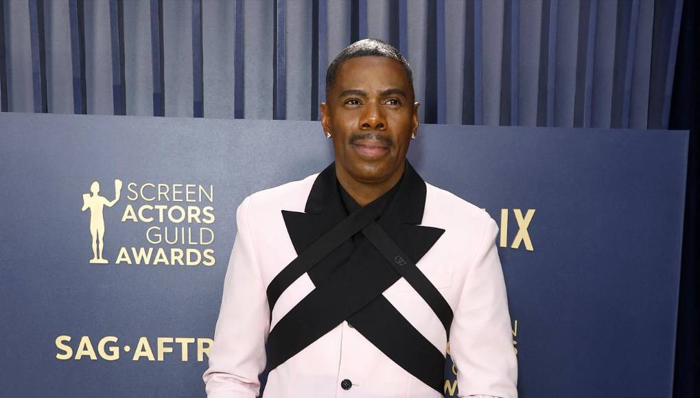 Así de atrevido en un trajo rosado llegó Colman Domingo, uno de los nominados a mejor actor principal por su papel en el drama llamado “Rustin”.