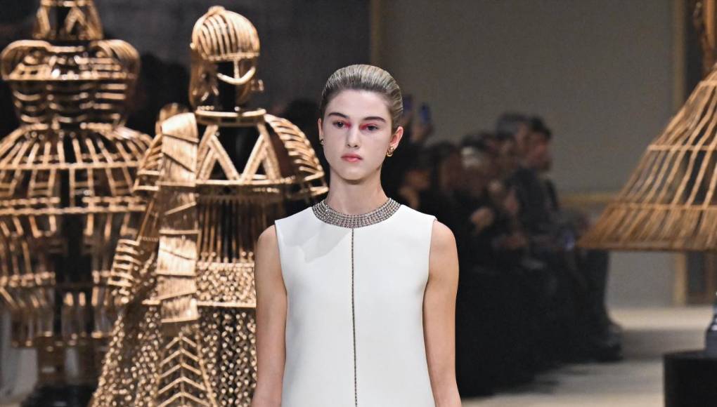 Básicos, “animal print” y brillos. En la colección apreciamos básicos como la camisa blanca y la “petite robe noire” (vestido corto negro), pero desde la óptica más práctica de Dior.