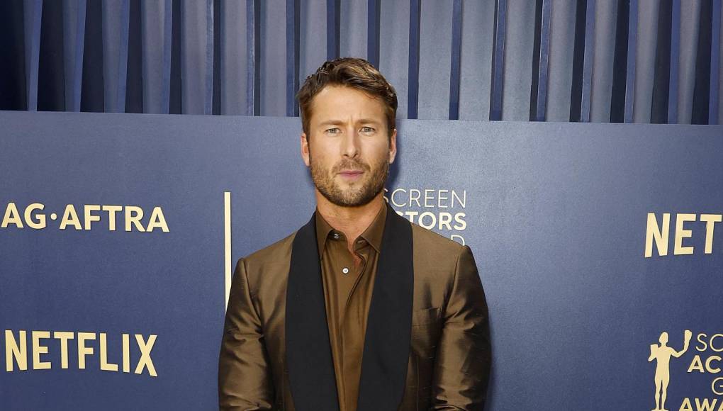 Muy elegante lució Glen Powell, quien será uno de los presentadores de la noche. Glen ganó popularidad tras su papel en la cinta de acción “Top Gun: Maverick”.