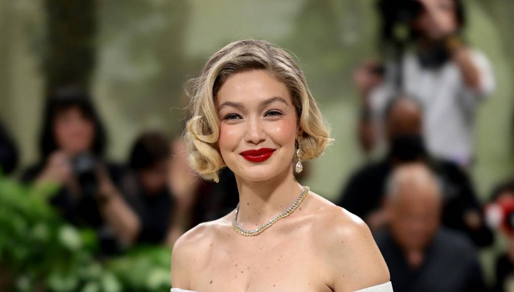 Como toda una princesa luce la modelo Gigi Hadid. Puede ver en vivo la gala en el canal de Youtube de la revista Vogue.