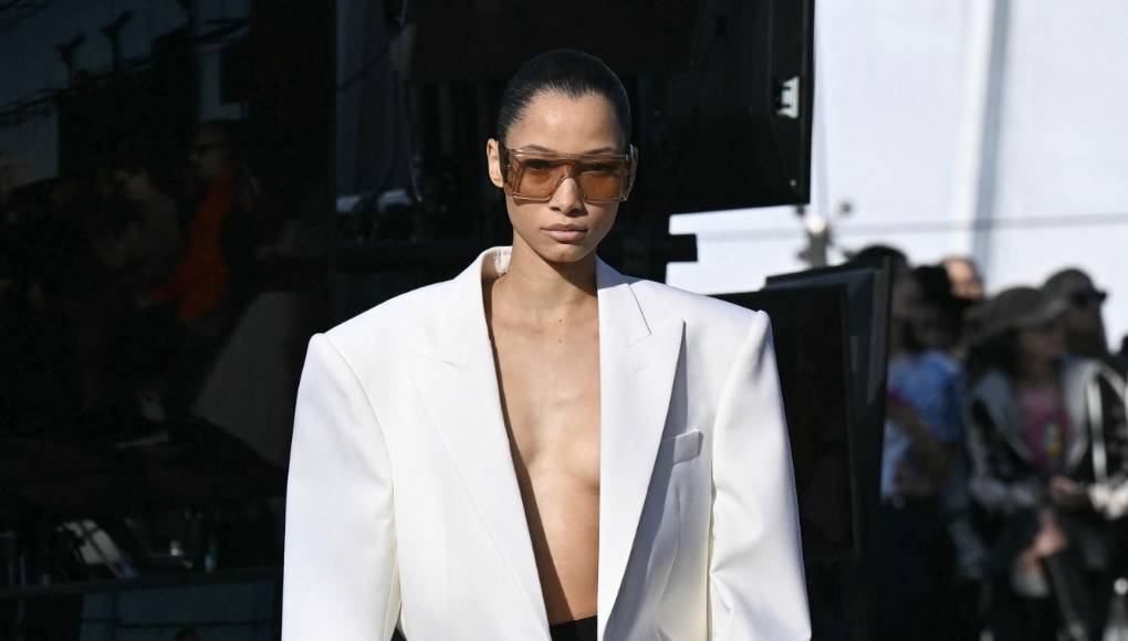 En cuanto a los materiales, la diseñadora dijo “estar buscando soluciones que permitan no distinguir la diferencia a simple vista”, como un conjunto “total look” de cuero sintético blanco.