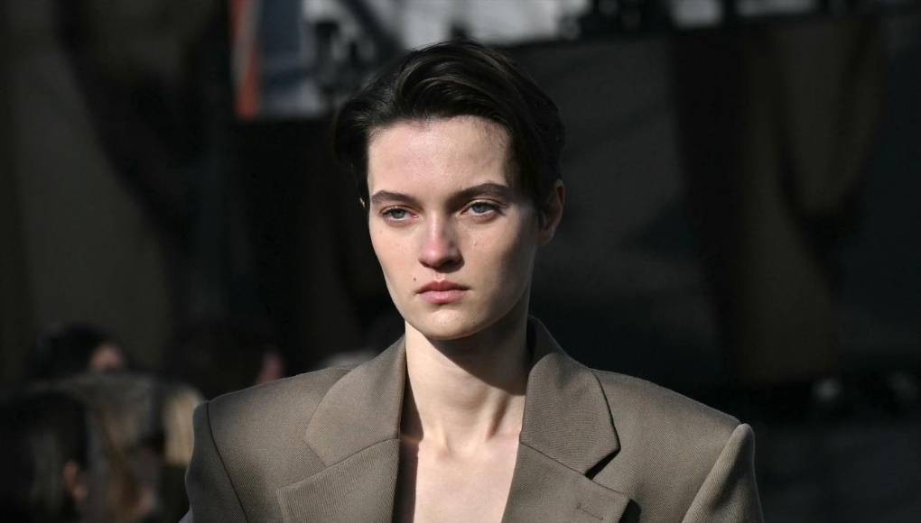 Stella McCartney, que fundó su marca homónima en 2001 después de trabajar en Chloé, dejó Londres para desfilar en París, siguiendo el ejemplo de Alexander McQueen o Victoria Beckham.