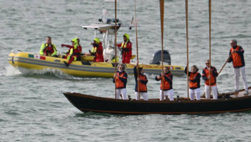 El pontífice, a sus 87 años, tomó el helicóptero para salir por primera vez de Roma este año y acudir a esta ciudad de canales y puentes, una meta poco cómoda en su situación, con unos problemas de movilidad que le obligan a usar a menudo la silla de ruedas.
