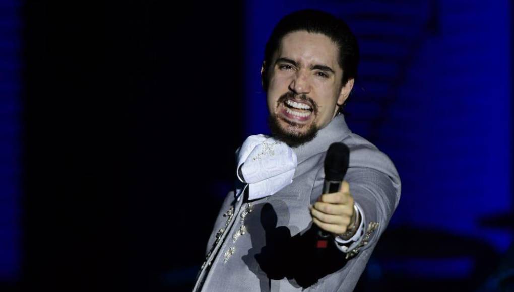 Alex Fernández es el artista invitado en la gira de su padre “Hecho en México”. Los sampedranos tuvieron la oportunidad de verlo actuar en vivo por primera vez.