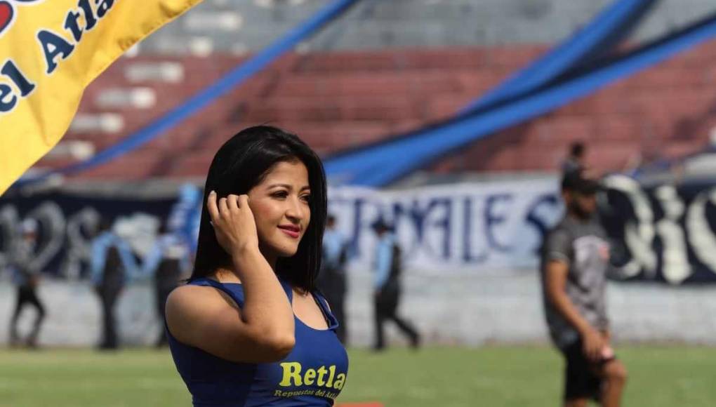 Una sexy edecán que cautivó en la cancha del estadio Ceibeño durante el Vida vs Motagua.