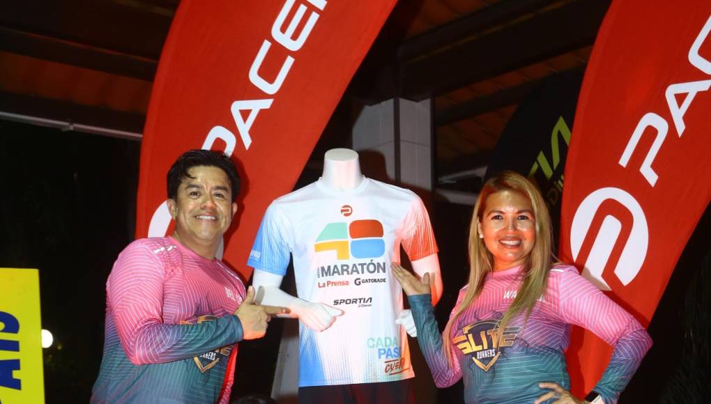 Elite Runners junto a la nueva camiseta de Pacer para esta 48 edición de la Media Maratón de La Prensa.
