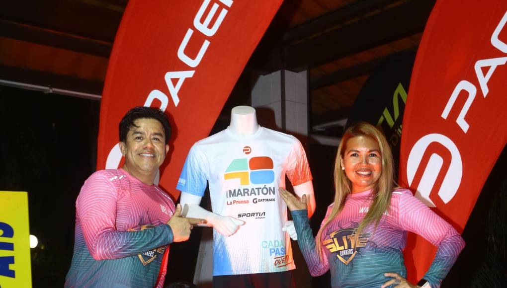 Elite Runners junto a la nueva camiseta de Pacer para esta 48 edición de la Media Maratón de La Prensa.