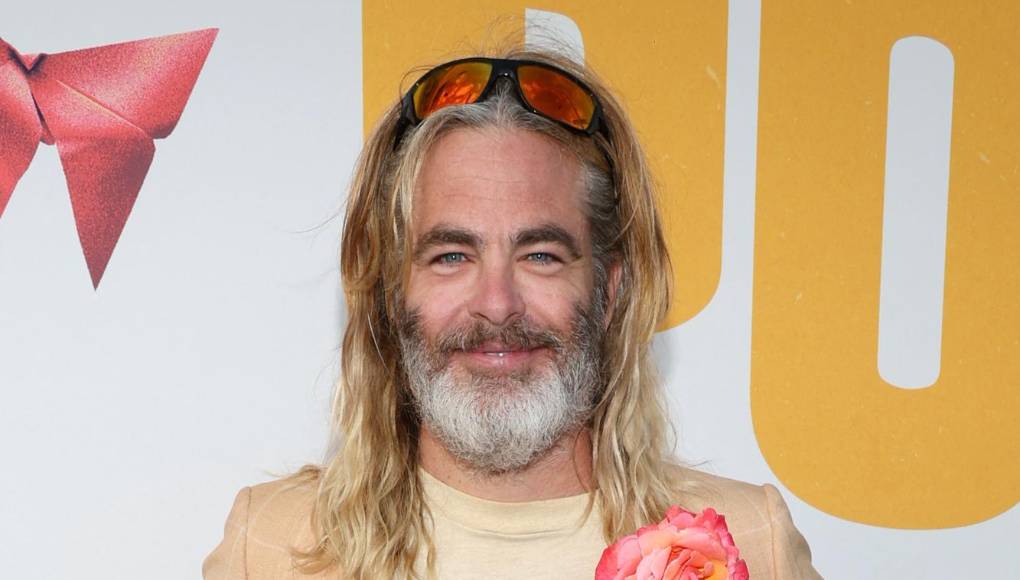 Al ser abordado por los medios de comunicación, el actor de 42 años explicó que se encuentra en una etapa de su vida que desea vestir más relajado, utilizar tonos coloridos para inspirar alegría. Sus seguidores esperan que se trate de solamente de una manera original de promover su nuevo film, aunque el actor se caracteriza por lucir desaliñado tras de cámara.