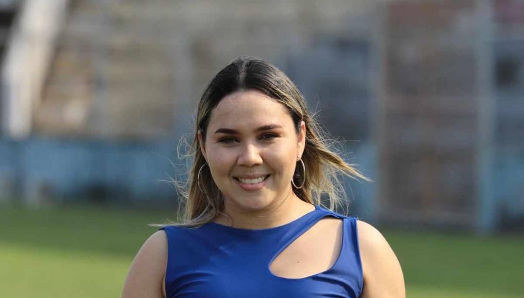 Otra joven edecán que trabaja con uno de los patrocinadores del Vida, equipo home club en el duelo ante Motagua.