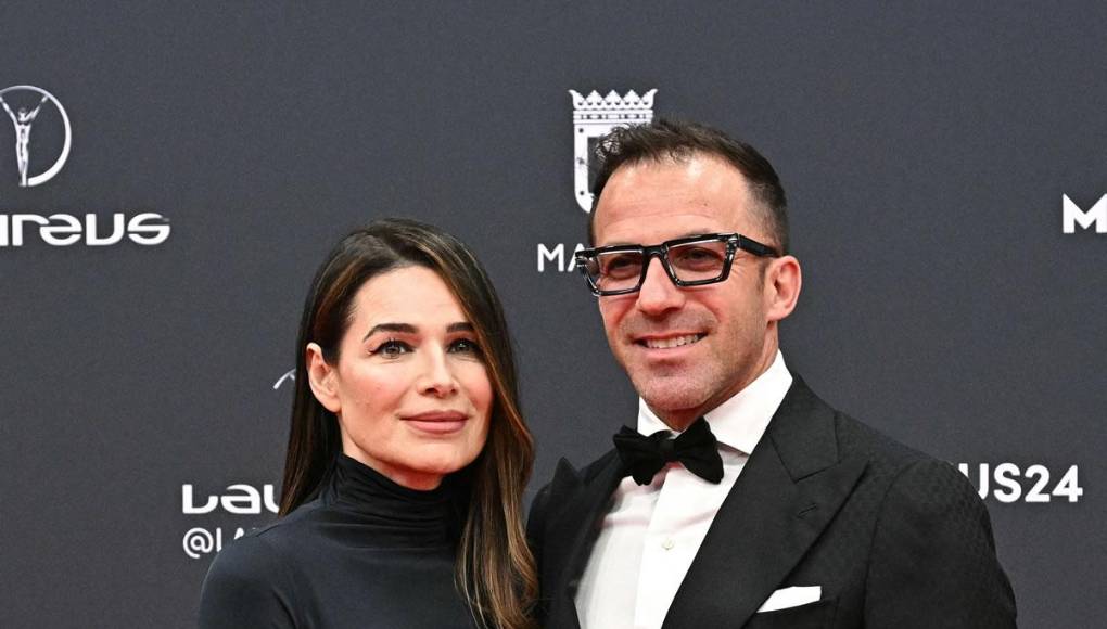 El exjugador italiano de la Juventus, Alessandro Del Piero, y su esposa posan en la alfombra roja antes de la 25ª gala de los Laureus World Sports Awards en Madrid.