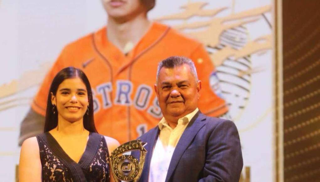 Mauricio Dubón, beisbolista. (Astros de Houston, MLB) - Mejor atleta masculino, recibió el Premio DIEZ 2023 su padre.