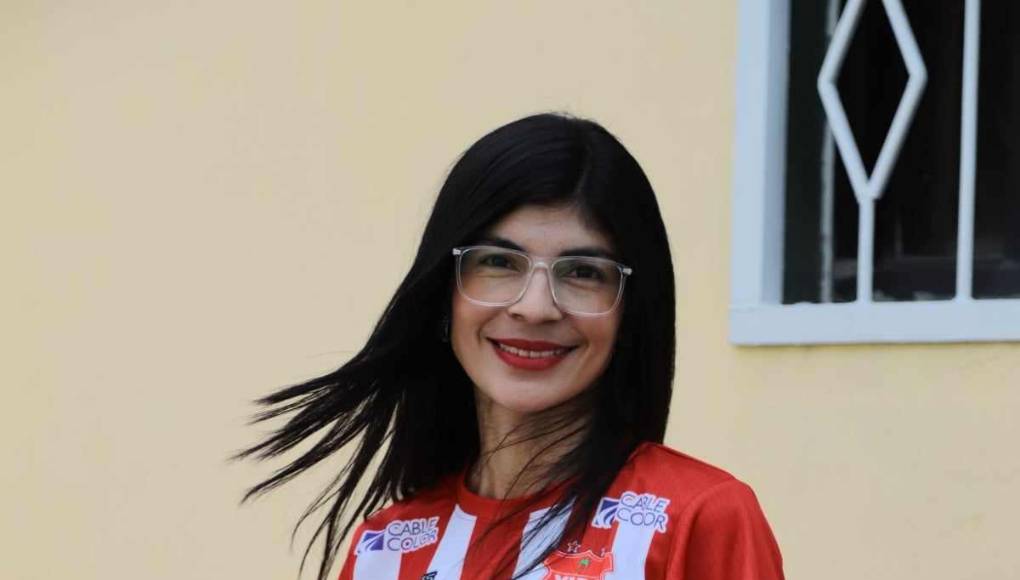 Una linda joven con su camiseta del Vida sonríe al lente de Diario La Prensa.