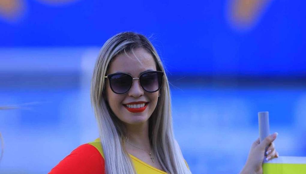 Esta guapa edecán robó miradas en el estadio Yankel Rosenthal durante el partido Marathón-Vida.