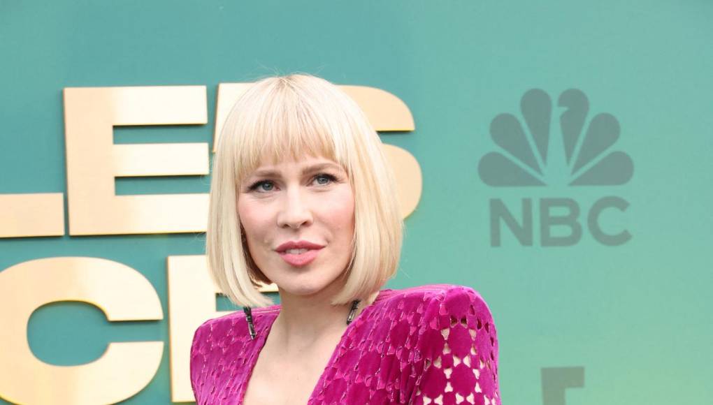 Natasha Bedingfield lució un jumpsuit en color fucsia y escote en v en la parte del pecho, se veía espectacular.