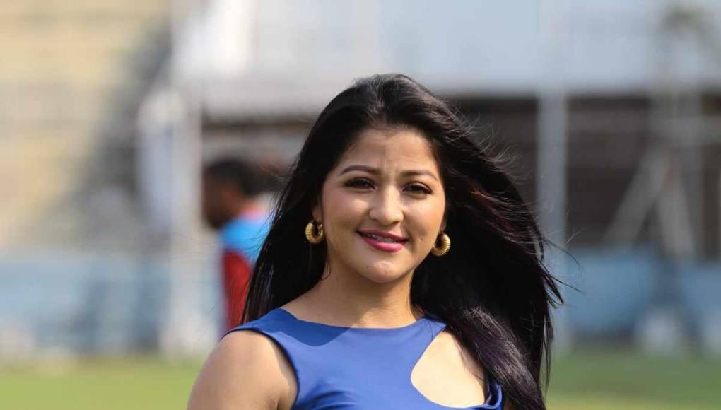 Esta sexy edecán robó muchas miradas en el estadio Ceibeño.