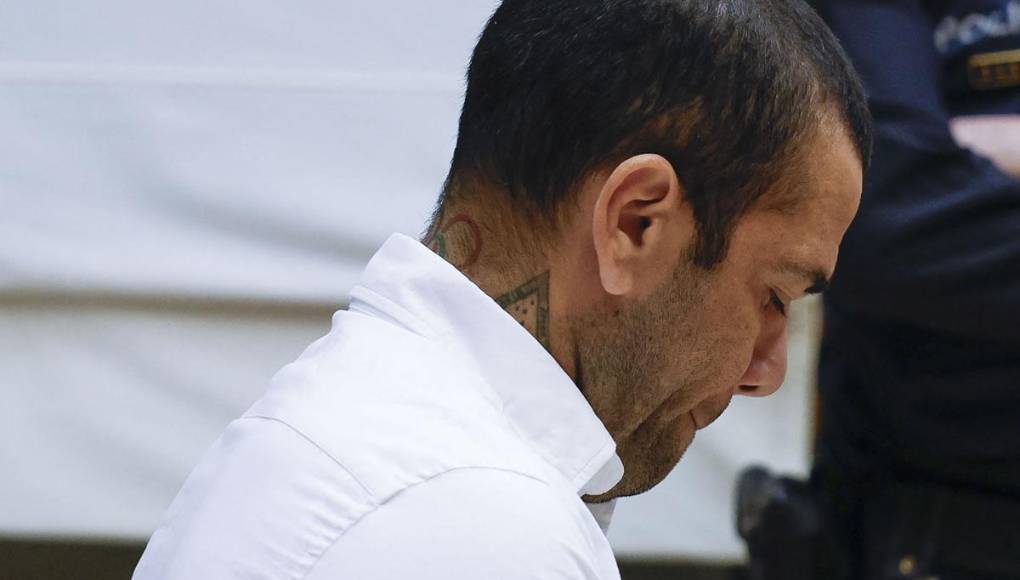 El jugador vestía unos jeans vaqueros, una camisa blanca y en un momento del juicio, ha sentido frío y se ha abrigado con una chaqueta. El pelo lo llevaba muy corto, casi rapado al cero. 