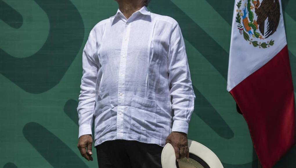 AMLO observó el eclipse con sus gafas protectoras.