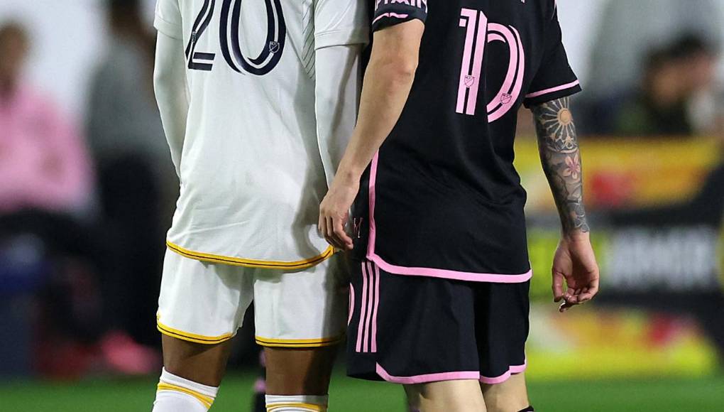 Después de varios segundos en lo que parecía una especie de diálogo entre Messi y Cerrillo, se encararon y posteriormente llegó Luis Suárez a separarlos. 