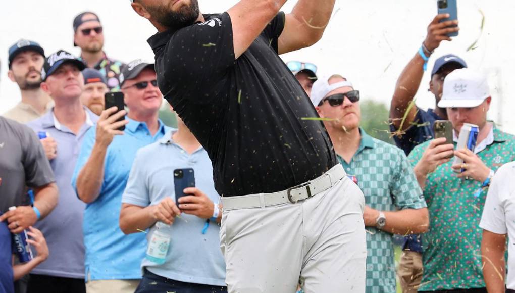 2. El gran despegue en la lista lo protagoniza el golfista Jon Rahm gracias a su sonado fichaje en diciembre por LIV Golf, el circuito saudita que le ha arrebatado grandes estrellas a la PGA con multimillonarios premios y contratos garantizados. 