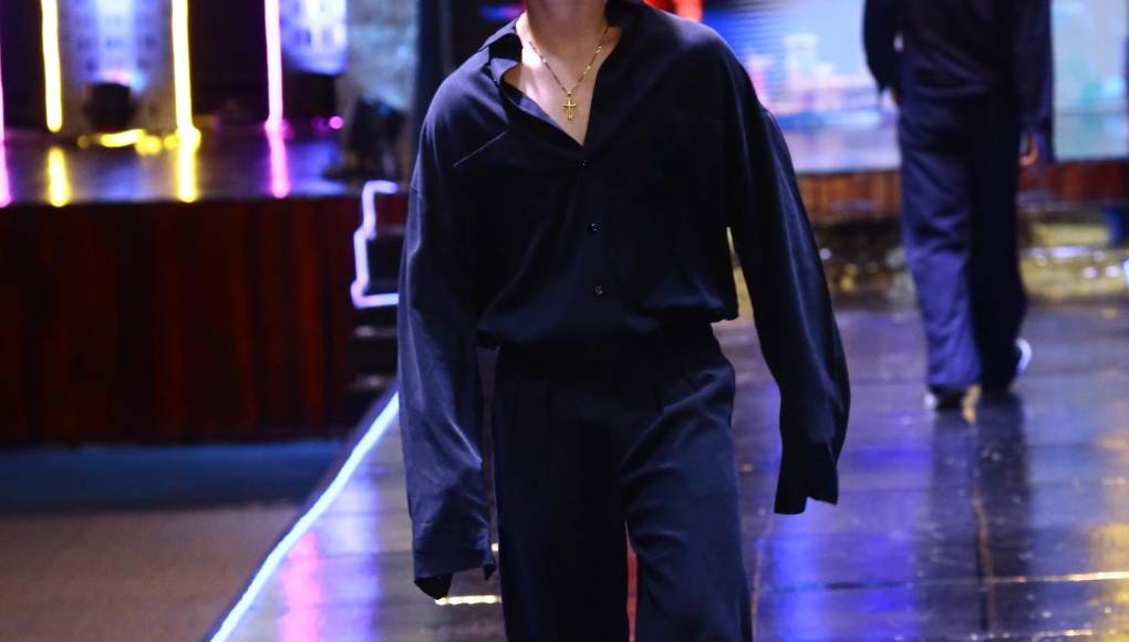 Las prendas holgadas son parte de la moda 2024. 