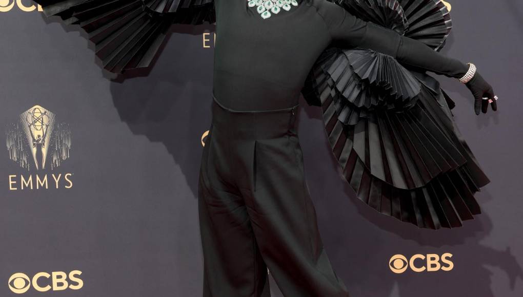 Estrellas de la TV devolvieron el glamour a la alfombra roja de los Emmys