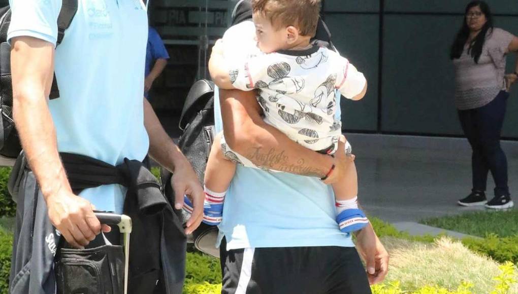 El jugador del Olimpia lo cargó y no dejaba de mirarlo. Ahí canalizó la decepción de quedar fuera de Copa América. ¿Era su hijo?