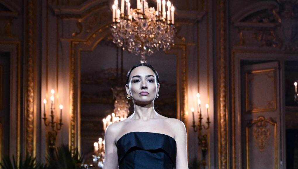 Como este elegante diseño de vestido de gala estraple con falda en corte A.