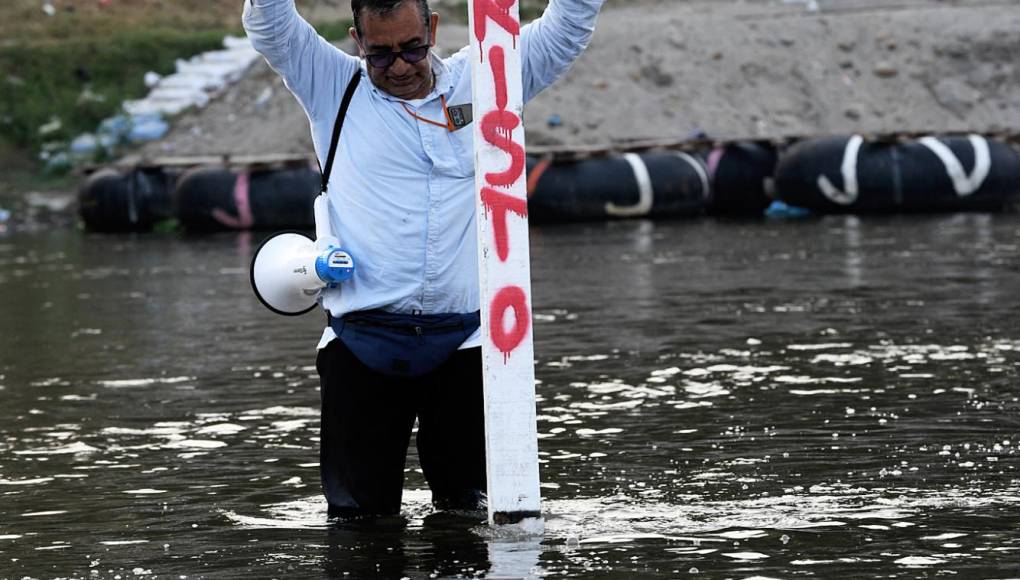 Los migrantes del ‘Viacrucis’ exigieron frenar la discriminación ante las campañas presidenciales en México y en Estados Unidos, donde el presidente Joe Biden y el exmandatario Donald Trump (2017-2021) han prometido cerrar la frontera y mayores restricciones a la migración y el asilo.