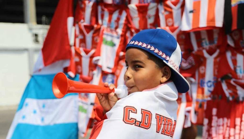 Este pequeño aficionado del Vida llegó bien identificado con los colores del conjunto cocotero.
