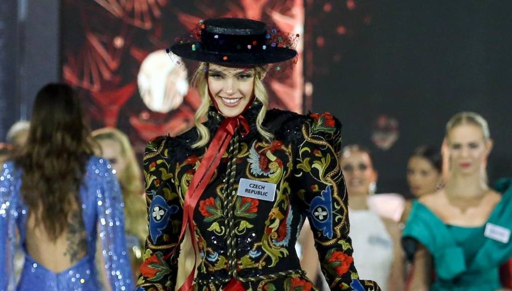 La hermosa joven también es políglota pues puede hablar en inglés, polaco, eslovaco y alemán.