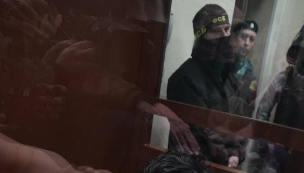 Leonid Volkov, un opositor ruso en el exilio, dijo el lunes que la publicación de esos vídeos es un intento de los servicios de seguridad rusos “de desviar la atención sobre su impotencia y su fracaso”. 