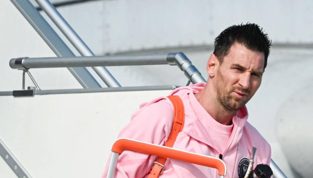 El avión privado que transportaba al astro argentino y a sus compañeros de equipo aterrizó a las 14:30 hora local en el aeropuerto de Chek Lap Kok.