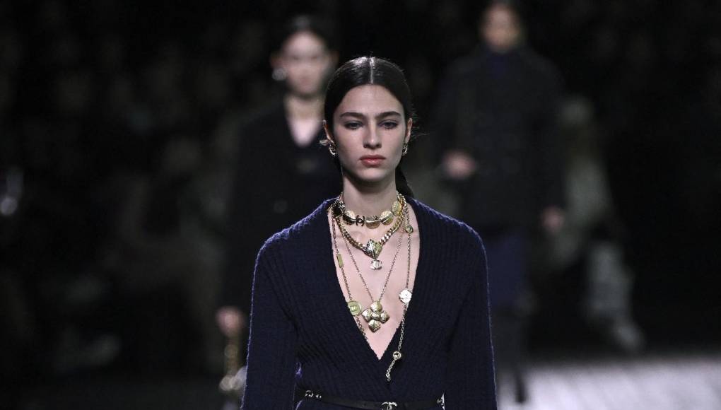 La paleta de la colección también fue inspirada por los tonos vivos o pastel, desde rosa, malva, naranja y azul pálido hasta los cambiantes colores del cielo de Deauville.