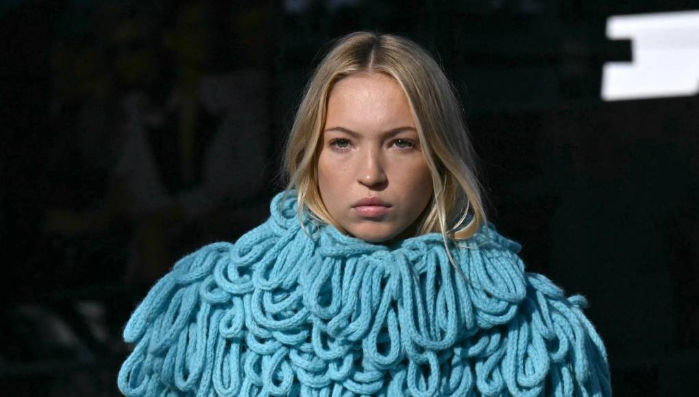 En la pasarela, varias “nepo babes”, “hijas de”, como Lily Moss, la hija de la supermodelo Kate Moss también desfilaron. En la imagen, la modelo británica Lila Grace Moss luce una de las creaciones de Stella McCartney de su colección Ready-to-wear Fall-Winter 2024/2025.