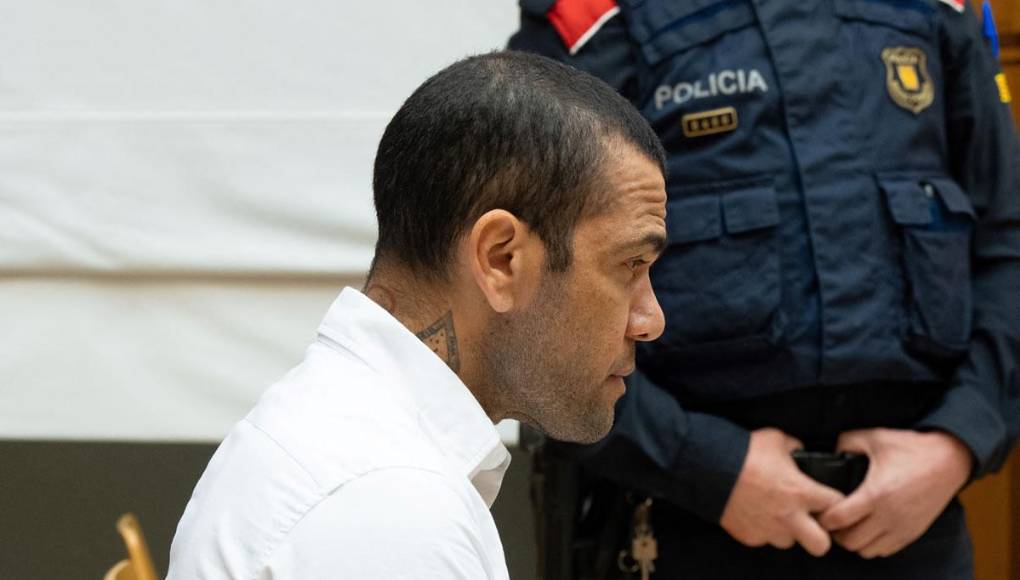 Con las manos entrelazadas y cabizbajo, así ha permanecido Dani Alves durante su comparecencia en la Audiencia de Barcelona.