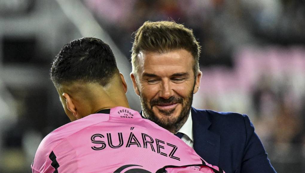 El abrazo del delantero uruguayo con David Beckham, uno de los propietarios del Inter Miami. 