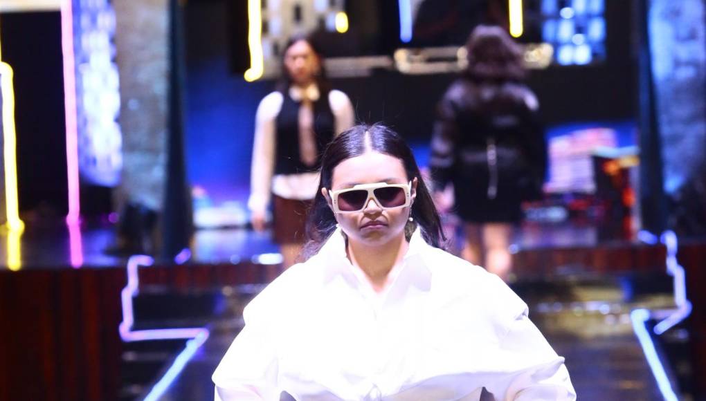 Las muchachas desfilaron una por una, dando el espacio para que cada traje sea contemplado.