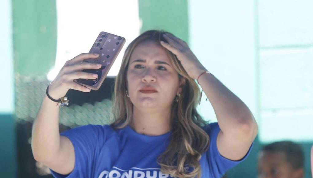 Esta hermosa edecán robó miradas en el Yankel.