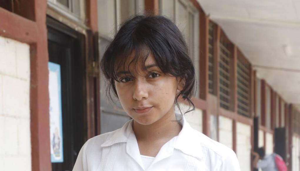 Rosa Nathalia Oliva Flores, de 17 años de edad, estudiante de duodédecimo del Bachillerato de Administración de Empresas, figura entre uno de esos sies jovencitos con un índice del 93%.