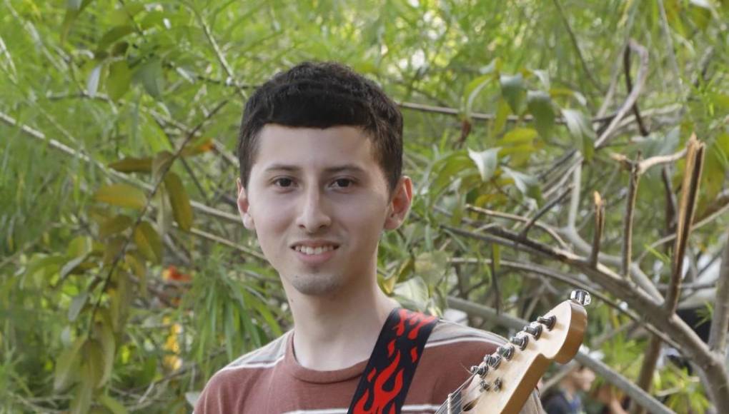 Mientras que el polifacético artista progreseño, Marcos Euceda, deleitó al público con su presentación. Euceda contó que desde niño demostró interés por la música, por lo que, al cumplir 11 años, sus padres decidieron inscribirlo en clases de piano. Desde entonces ha incursionado en diversos instrumentos, como el saxofón y la guitarra.