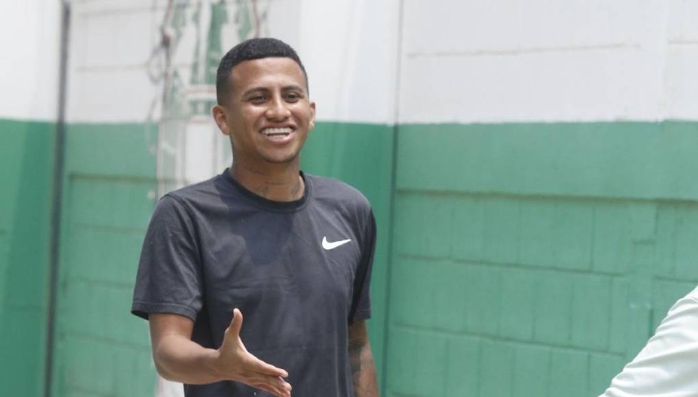 Selvin Guevara llegando sonriente a la práctica del Marathón.