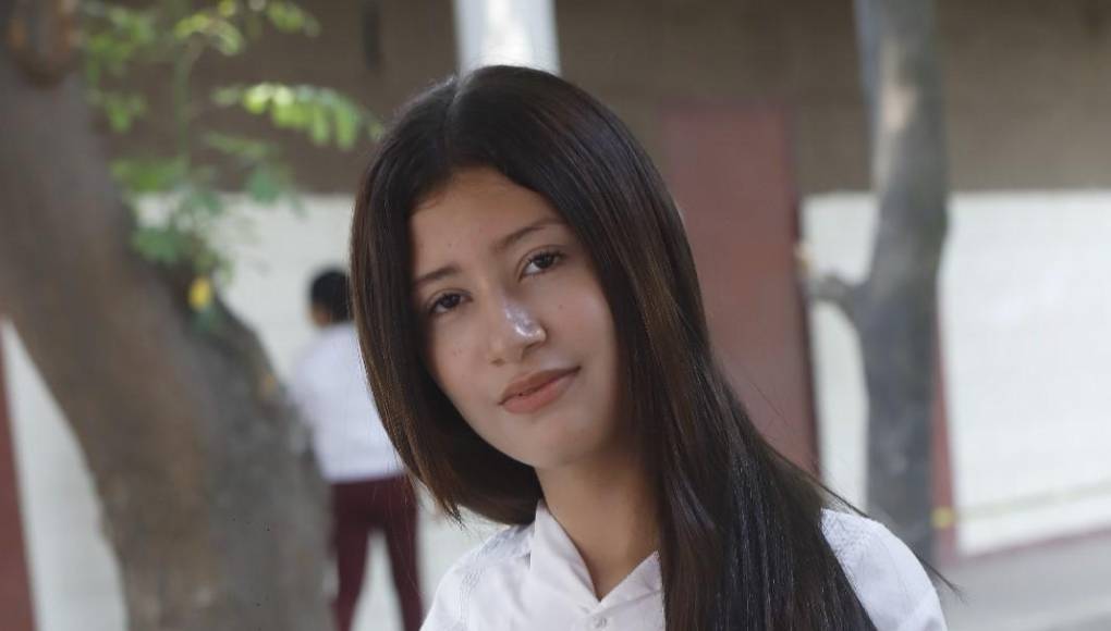 Lizzy Valeria Hernández Rivera, de 16 años de edad y estudiante de undécimo de Bachillerato en Contaduría y Finanzas es otra de las estudiantes brillantes del Modesto Rodas, cuenta con un índice académico de 96%. 