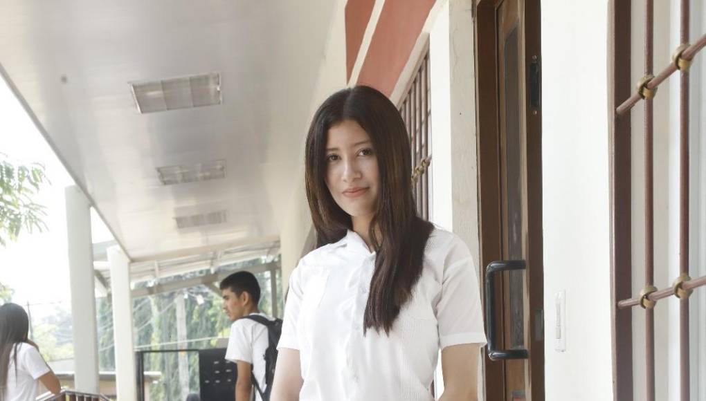 Lizzy Hernández contó que al egresar de su secundaria buscará un empleo para sacar una carrera universitaria en Derecho, ya que sueña con convertirse en abogada.