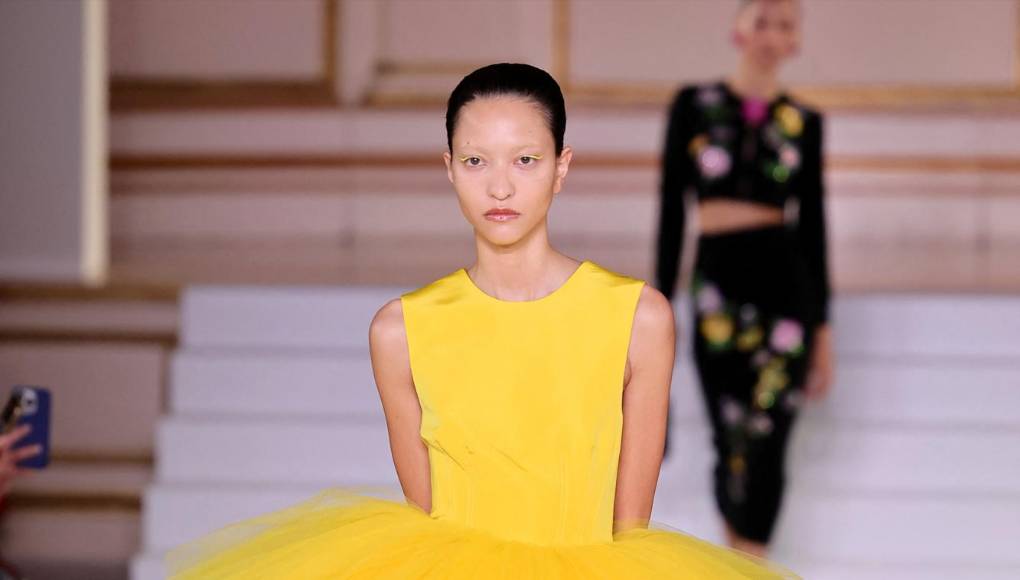 La casa fundada por la diseñadora venezolana, que cedió las riendas creativas hace unos años a Wes Gordon, volvió a recrear un salón aristocrático en el Hotel Plaza y desplegó medio centenar de conjuntos en los que predominaron los vestidos para todo tipo de ocasiones.