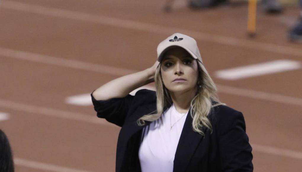 Tanya Rodríguez, periodista de TVC, fue al estadio Olímpico y llamó la atención de muchos.