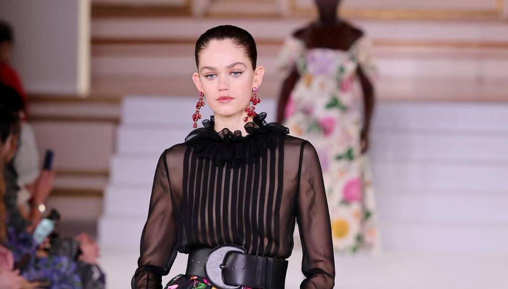 Manteniendo el maquillaje y el peinado simples y apostando por el tacón de aguja y los bolsos pequeños en todo momento, la casa de modas dio espacio a la fantasía en algunos conjuntos con pompones enormes formados por volantes de tul en blanco y negro o amarillo canario.