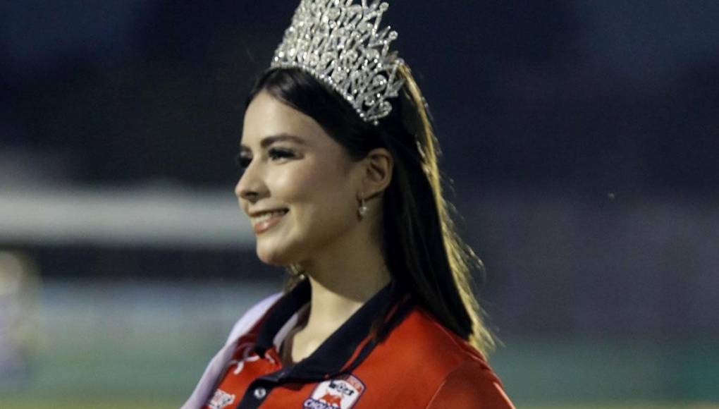 ¡Qué bellezas! Ella es la hermosa Reina del Carnaval de Choloma que adornó el inicio de la Liga de Ascenso en el estadio Rubén Deras.