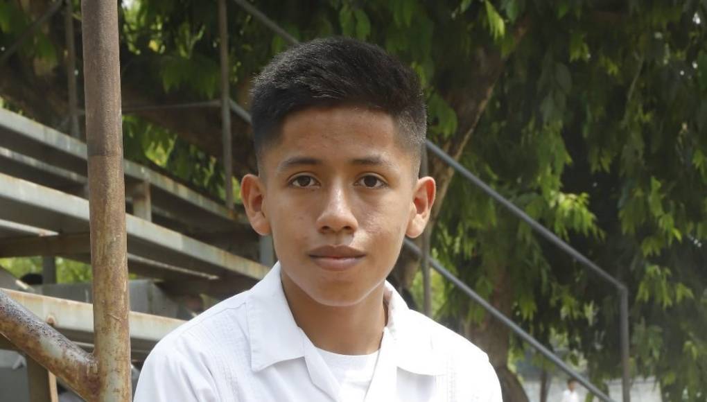 Carlos Martínez relató que en sus pasatiempos juega voleibol y ajedrez y ama las matemáticas. 